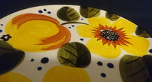 Lade das Bild in den Galerie-Viewer, 3er KAFFEEGEDECK "Madeira" - Keramik / Steingut, Sonnenblumen Blüten Pflanzen Motiv Randdekor, Handbemalt