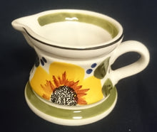 Lade das Bild in den Galerie-Viewer, MILCHKÄNNCHEN "Madeira" - Keramik / Steingut, Sonnenblumen Blüten Pflanzen Motiv Randdekor, Handbemalt