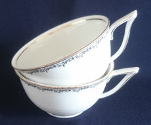 Lade das Bild in den Galerie-Viewer, TEETASSE - Porzellan, Goldrand Linien Abstrakt Ranken Girlanden Motiv Dekor