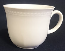 Lade das Bild in den Galerie-Viewer, ESPRESSOTASSE - Porzellan, Einfärbiges Punkte Striche Linien Relief Dekor