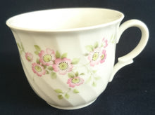 Lade das Bild in den Galerie-Viewer, KAFFEETASSE - Porzellan, Flora Blumen Blüten Pflanzen Motiv Wellen Relief Dekor