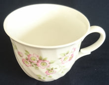 Lade das Bild in den Galerie-Viewer, KAFFEETASSE - Porzellan, Flora Blumen Blüten Pflanzen Motiv Wellen Relief Dekor