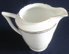 Lade das Bild in den Galerie-Viewer, MILCHKÄNNCHEN - Porzellan, Goldrand Linien Abstrakt Ranken Girlanden Motiv Dekor