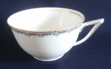 Lade das Bild in den Galerie-Viewer, TEETASSE - Porzellan, Goldrand Linien Abstrakt Ranken Girlanden Motiv Dekor