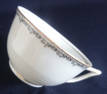 Lade das Bild in den Galerie-Viewer, 3er TEEGEDECK - Porzellan, Goldrand Linien Abstrakt Ranken Girlanden Motiv Dekor