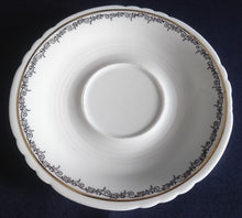 Lade das Bild in den Galerie-Viewer, 2er Set UNTERTASSEN - Porzellan, Goldrand Linien Abstrakt Ranken Girlanden Motiv Dekor