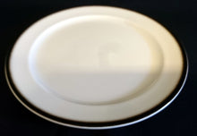 Lade das Bild in den Galerie-Viewer, DESSERTTELLER - Porzellan, Schwarzer Dekorrand