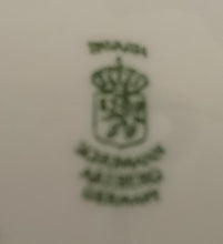 Lade das Bild in den Galerie-Viewer, ABLAGETELLERCHEN - Porzellan, Rosen Motiv Goldrand Relief Dekor