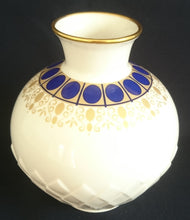 Lade das Bild in den Galerie-Viewer, BLUMENVASE - Porzellan, Goldrand Kreise Geometrische Symbole Relief Motiv Dekor