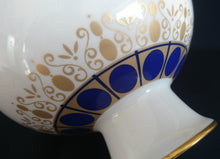 Lade das Bild in den Galerie-Viewer, BLUMENVASE - Porzellan, Goldrand Kreise Geometrische Symbole Relief Motiv Dekor