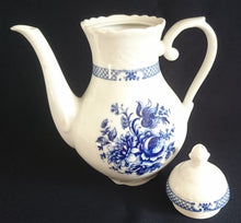 Lade das Bild in den Galerie-Viewer, KAFFEEKANNE MIT DECKEL - Porzellan, Kobalt Rosen Blumenstrauß Blätter Pflanze Blüten Abstrakt Geometrisches Relief Dekor