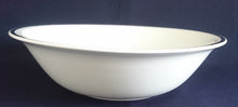 Lade das Bild in den Galerie-Viewer, SCHÜSSEL - Porzellan, Silberrand Linien Dekor