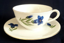 Lade das Bild in den Galerie-Viewer, TEETASSE - Porzellan, Enzian Blumenblüten Goldrand Dekor