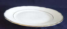 Lade das Bild in den Galerie-Viewer, DESSERTTELLER - Porzellan, Goldrand Linien Motiv Gewölbter Relief Tellerand Dekor
