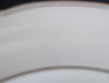 Lade das Bild in den Galerie-Viewer, DESSERTTELLER - Porzellan, Goldrand Linien Motiv Gewölbter Relief Tellerand Dekor
