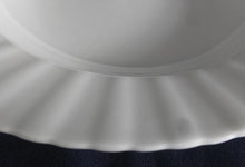 Lade das Bild in den Galerie-Viewer, SUPPENTELLER - Porzellan, Einfärbiger Gewölbter Rand Dekor