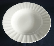 Lade das Bild in den Galerie-Viewer, SUPPENTELLER - Porzellan, Einfärbiger Gewölbter Rand Dekor