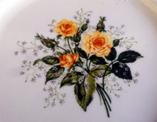 Lade das Bild in den Galerie-Viewer, DESSERTTELLER "Theresio" - Porzellan, Goldrand Relief Rosenstrauß Blumenblüten Pflanzen Motiv Dekor