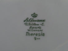 Lade das Bild in den Galerie-Viewer, DESSERTTELLER "Theresio" - Porzellan, Goldrand Relief Rosenstrauß Blumenblüten Pflanzen Motiv Dekor