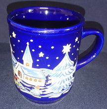 Lade das Bild in den Galerie-Viewer, GLÜHWEINTASSE - Keramik / Steingut, Winterschnee Weihnachtsdorf Motiv Dekor