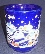Lade das Bild in den Galerie-Viewer, GLÜHWEINTASSE - Keramik / Steingut, Winterschnee Weihnachtsdorf Motiv Dekor