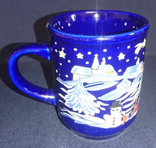 Lade das Bild in den Galerie-Viewer, GLÜHWEINTASSE - Keramik / Steingut, Winterschnee Weihnachtsdorf Motiv Dekor