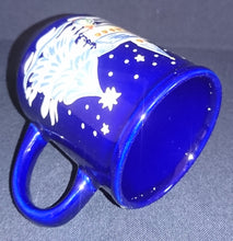 Lade das Bild in den Galerie-Viewer, GLÜHWEINTASSE - Keramik / Steingut, Winterschnee Weihnachtsdorf Motiv Dekor