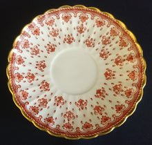 Lade das Bild in den Galerie-Viewer, 2er Set UNTERTASSEN - Bone China Porzellan, Wappen Abstrakt Goldrand Dekor