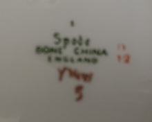 Lade das Bild in den Galerie-Viewer, 2er Set UNTERTASSEN - Bone China Porzellan, Wappen Abstrakt Goldrand Dekor