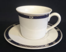 Lade das Bild in den Galerie-Viewer, KAFFEETASSE "Classica" - Porzellan, Geometrischer X Kreuz Rand Dekor