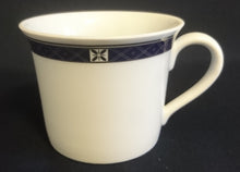 Lade das Bild in den Galerie-Viewer, KAFFEETASSE "Classica" - Porzellan, Geometrischer X Kreuz Rand Dekor