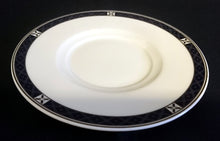 Lade das Bild in den Galerie-Viewer, 2er Set UNTERTASSEN "Classica" - Porzellan, Geometrischer X Kreuz Rand Dekor