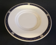Lade das Bild in den Galerie-Viewer, UNTERTASSE "Classica" - Porzellan, Geometrischer X Kreuz Rand Dekor