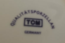 Lade das Bild in den Galerie-Viewer, UNTERTASSE "Classica" - Porzellan, Geometrischer X Kreuz Rand Dekor