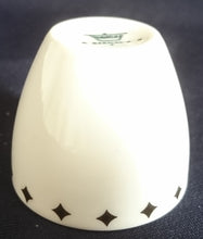 Lade das Bild in den Galerie-Viewer, EIERBECHER - Porzellan, Karo Stern Quadrat Motiv Dekor