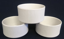 Lade das Bild in den Galerie-Viewer, 3er Set CREME BRULEE SCHÄLCHEN - Keramik / Steingut, Linien Streifen Balken Dekor