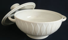 Lade das Bild in den Galerie-Viewer, BEILAGEN-TERRINE MIT DECKEL - Porzellan, Einfärbiges Tropfen Relief Dekor