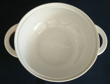 Lade das Bild in den Galerie-Viewer, BEILAGEN-TERRINE MIT DECKEL - Porzellan, Einfärbiges Tropfen Relief Dekor