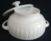 Lade das Bild in den Galerie-Viewer, BEILAGEN-TERRINE MIT DECKEL - Porzellan, Einfärbiges Tropfen Relief Dekor
