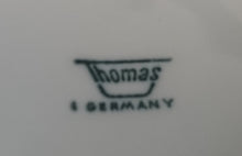 Lade das Bild in den Galerie-Viewer, 2er SUPPENTASSEN GEDECK - Porzellan, Linien Tropfenform Relief Dekor