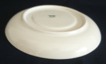 Lade das Bild in den Galerie-Viewer, 2er SUPPENTASSEN GEDECK - Porzellan, Linien Tropfenform Relief Dekor