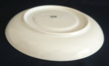 Lade das Bild in den Galerie-Viewer, 2er Set 2er SUPPENTASSEN GEDECK - Porzellan, Linien Tropfenform Relief Dekor