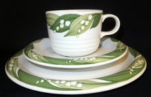 Lade das Bild in den Galerie-Viewer, UNTERTASSE - Porzellan, Maiglöckchen Blumen Dekor