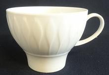 Lade das Bild in den Galerie-Viewer, KAFFEETASSE "Lanzette" - Porzellan, Einfärbiges Tropfen Relief Motiv Dekor