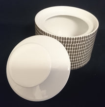 Lade das Bild in den Galerie-Viewer, 2er Set MILCHKÄNNCHEN & ZUCKERDOSE MIT DECKEL - Porzellan, Mauer Schachbrett Waben Abstrakt Dekor