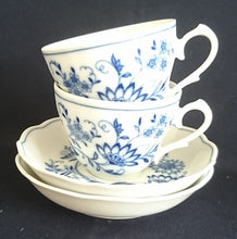 Lade das Bild in den Galerie-Viewer, UNTERTASSE - Porzellan, Echt Kobalt Zwiebelmuster Motiv Relief Dekor