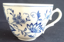 Lade das Bild in den Galerie-Viewer, KAFFEETASSE - Porzellan, Echt Kobalt Zwiebelmuster Motiv Relief Dekor