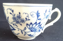 Lade das Bild in den Galerie-Viewer, 2er Set 2er KAFFEEGEDECKE - Porzellan, Echt Kobalt Zwiebelmuster Motiv Relief Dekor