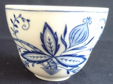 Lade das Bild in den Galerie-Viewer, 2er KAFFEEGEDECK - Porzellan, Echt Kobalt Zwiebelmuster Motiv Relief Dekor