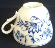 Lade das Bild in den Galerie-Viewer, KAFFEETASSE - Porzellan, Echt Kobalt Zwiebelmuster Motiv Relief Dekor